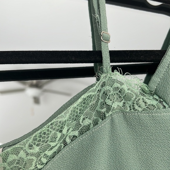 💛 Paper Crane Mint Green/ Sage Green Cold-Shoulder Top with Lace detail size L - Picture 4 of 6
